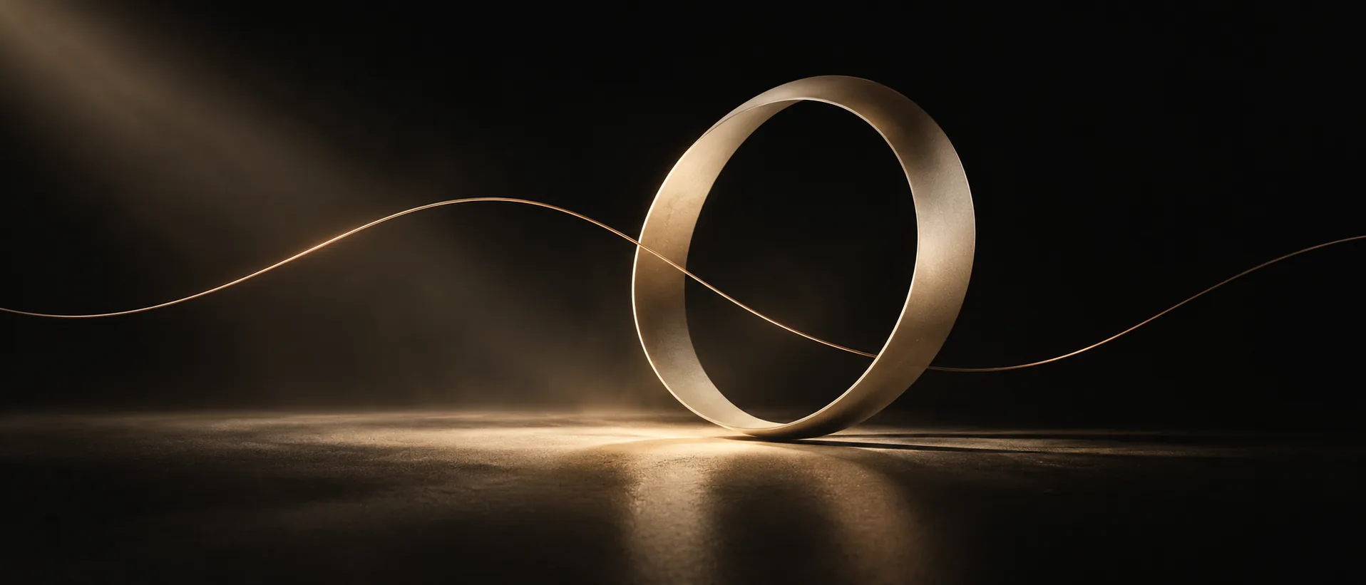 Anillo de luz champán atravesado por una línea que simboliza el pulso de una estrategia clara